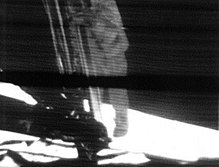 https://upload.wikimedia.org/wikipedia/commons/thumb/1/1e/Apollo_11_first_step.jpg/220px-Apollo_11_first_step.jpg